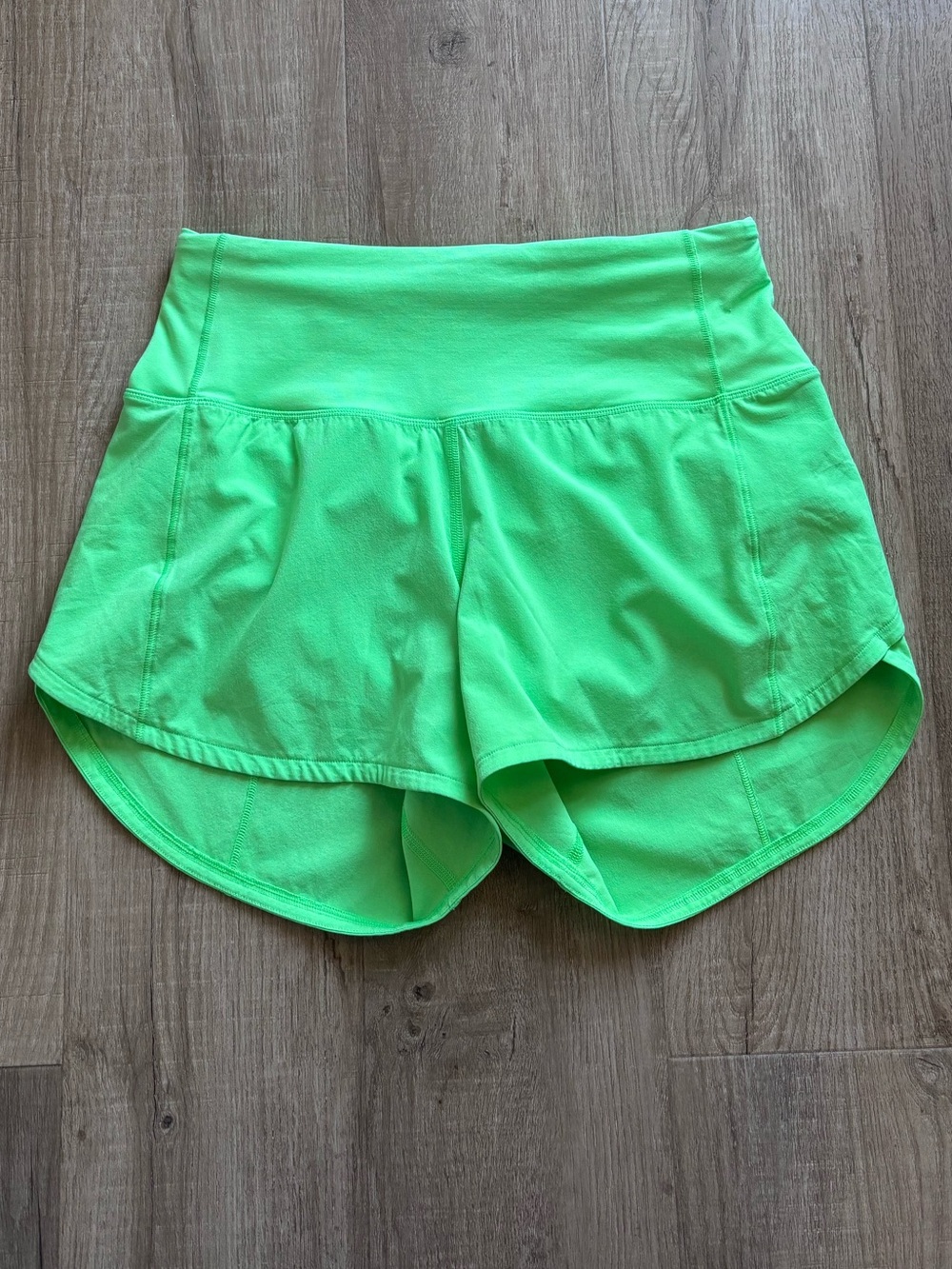 Lululemon Speed Up High Rise Lined Short 4” in Pistachio